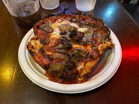 PEQUODS PIZZA, Chicago - DePaul - Restaurant Reviews, Photos & Phone ...