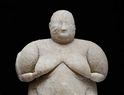 Ancient sculpture woman goddess - craibas.al.gov.br