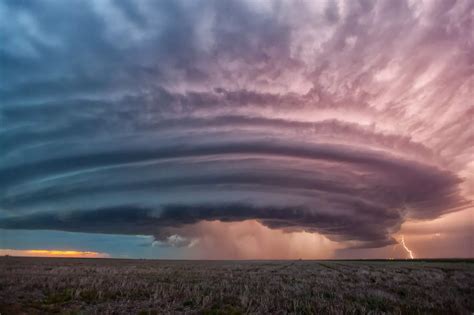 Swirling clouds resemble UFO as series of photos capture epic 'supercell storms' in action ...