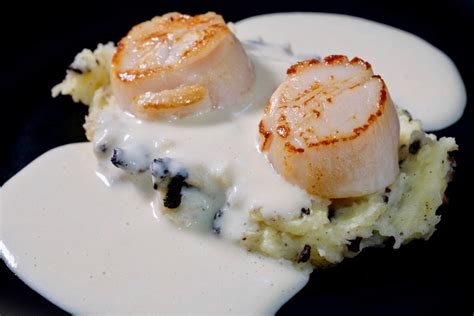 Seared scallops with roasted garlic cream sauce and black pudding mash - delectabilia