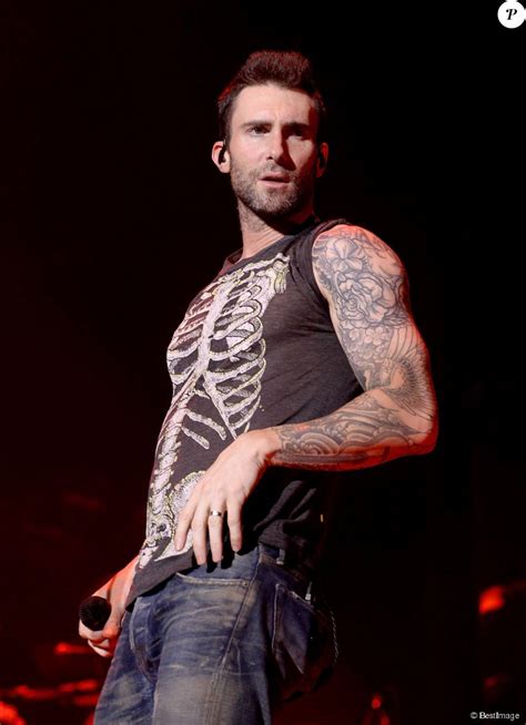 Adam Levine et Maroon 5 en concert à Madrid au Barclaycard Center le 15 ...