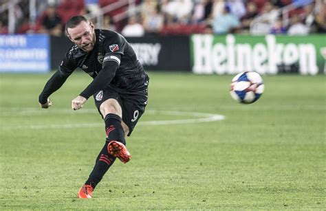 MLS: DC United's Wayne Rooney scores goal from past midfield