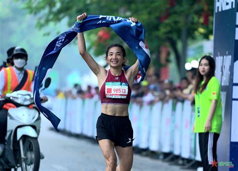 Nguyễn Thị Oanh phá kỷ lục tại VPBank Hanoi Marathon 2022