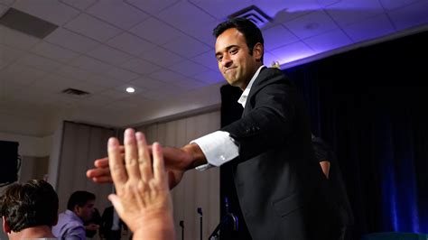 Vivek Ramaswamy Rises in Polls and Draws Attacks From GOP Rivals - The New York Times