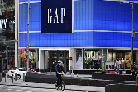 Gap Inc. Turns Back to Black in Fourth Quarter Even as Sales Dip ...