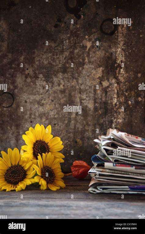 Old newspaper stack hi-res stock photography and images - Alamy