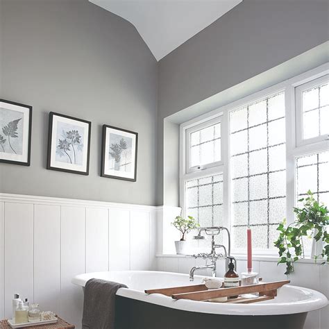 How to paint edges of a wall with no masking tape in sight | Ideal Home