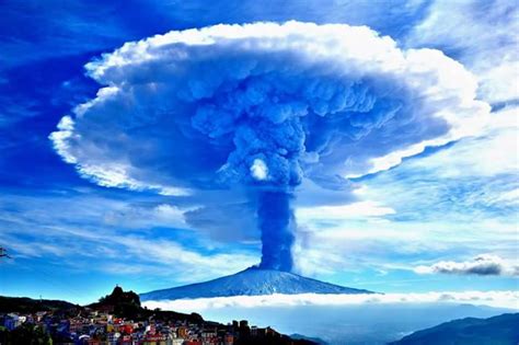 Mount Etna eruption insane pictures - Strange Sounds