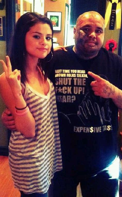 Selena Gomez Debuts New Heart Tattoo!