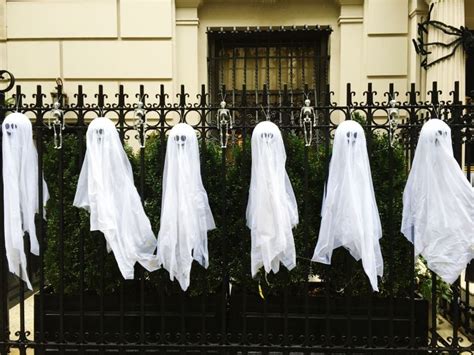 30+ Spooky Ideas to Decorate Front Gate, Fence for Halloween 2020