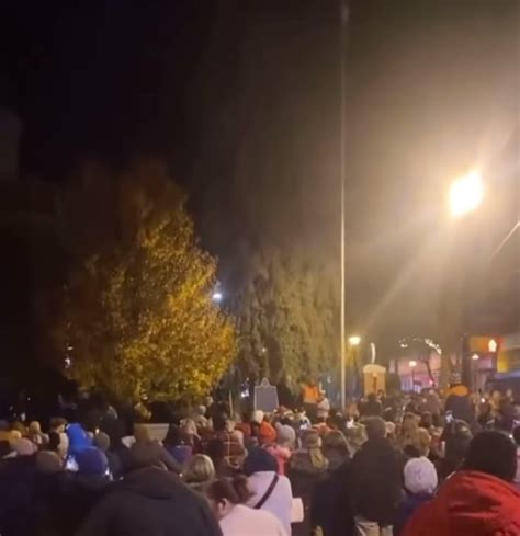 Christmas tree lighting in orillia, ontario. : r/Wellthatsucks