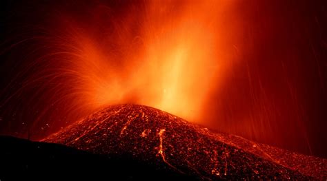 Canary Island volcano sends thousands fleeing | See Photos