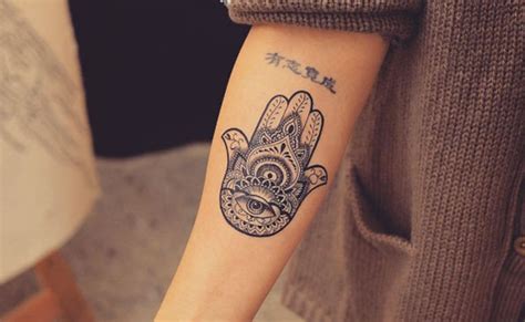 40 Flawless Hamsa Hand Tattoo Designs - TattooBlend