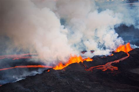 Wallpaper : landscape, nature, fire, volcano, eruption, lava, wildfire, geological phenomenon ...