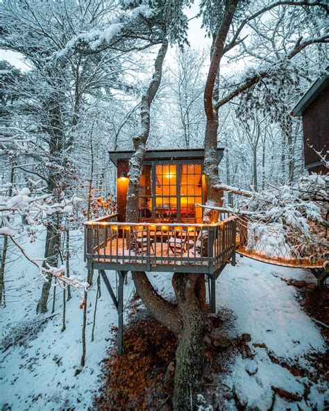 Cozy Treehouse in the Midst of Snow : CozyPlaces