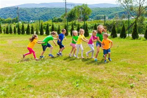 Juegos Activos En El Campamento De Verano Imagen de archivo - Imagen de ...