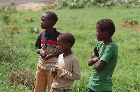 Kenya: Children at East African Safari Classic Rally | Flickr