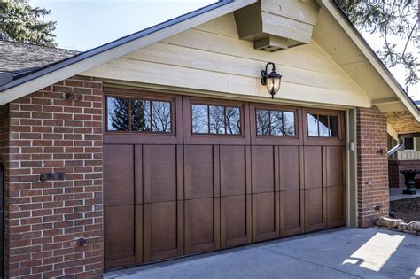 The Pros and Cons of Metal, Vinyl and Wood Garage Doors