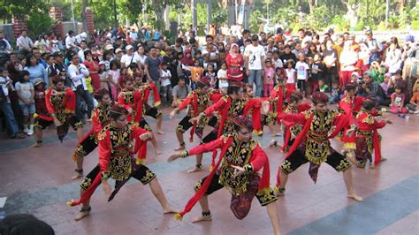 Tari Cakalele tari perang tradisional Maluku