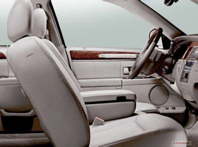 2007 Lincoln Town Car Interior, Cargo Space & Seating | U.S. News