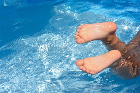 Child's Feet In Swimming Pool Stock Photo - Image: 59779945