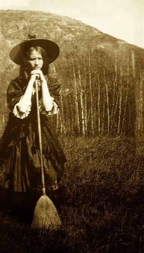 vintage everyday: Old Photos of Women in Witch Costumes, circa 1800s | Bruxas, Bruxa vintage ...