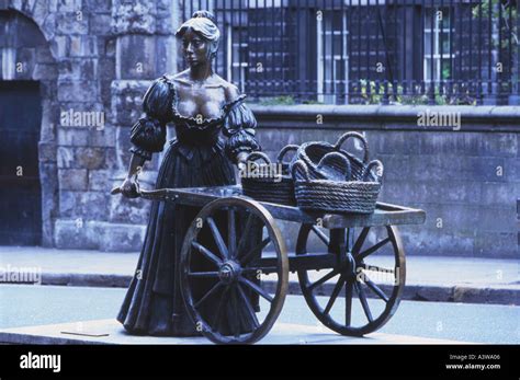 Molly Malone Statue Dublin Stock Photo - Alamy