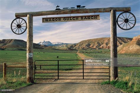 USA, Wyoming, entrance gate to ranch in 2020 | Farm entrance, Farm gate ...