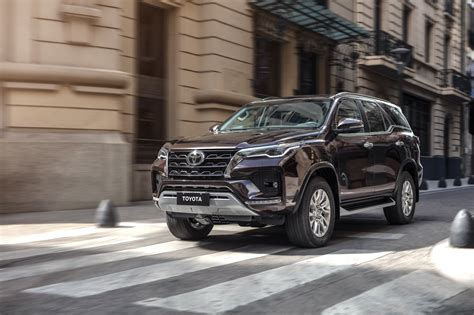 Toyota Fortuner 2023: Primer adelanto oficial, tendrá una mecánica electrificada - Deagencia