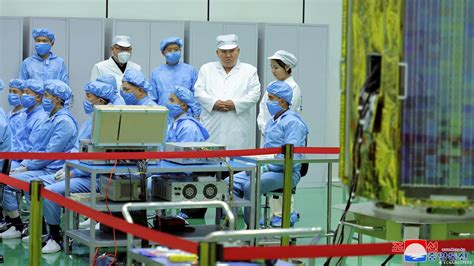 Kim Jong Un inspects North Korea's first spy satellite – DW – 05/17/2023