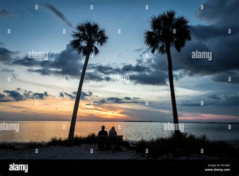 Silhouette couple sitting bench sunset bench hi-res stock photography and images - Alamy