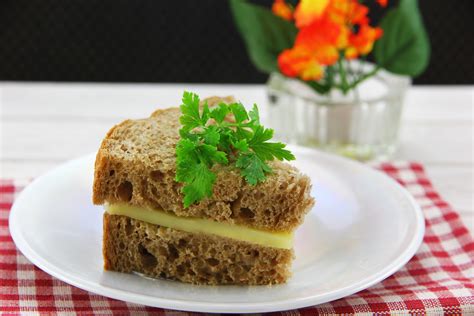 How to Make a Pumpernickel Cheese Sandwich: 4 Steps