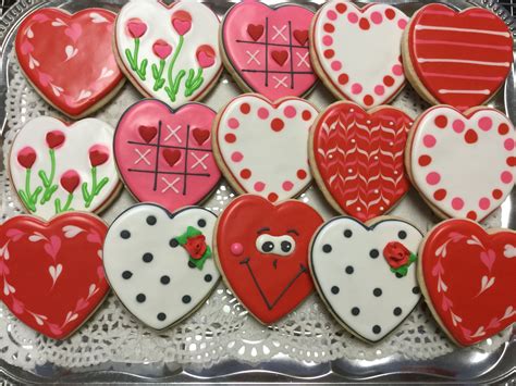 Hearts! Decorated sugar cookies | Valentine cookies decorated, Christmas sugar cookies decorated ...