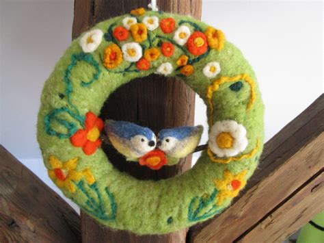 Handmade felted wreath with birds | Etsy | Needle felting projects ...