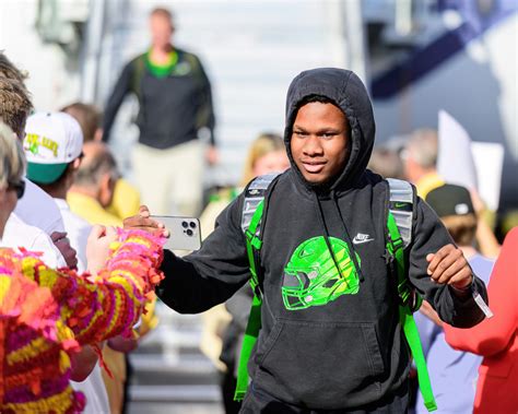 Photo Gallery: Oregon Ducks arrive at Fiesta Bowl - On3