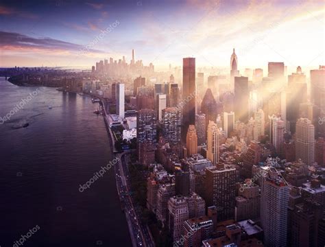 New York City - beautiful colorful sunset over manhattan fit sunbeams between buildings Stock ...