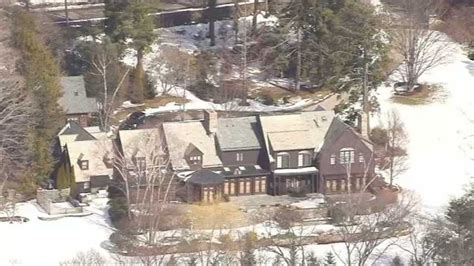 VIDEO: The Scene Outside Robert Kraft’s Home – NECN