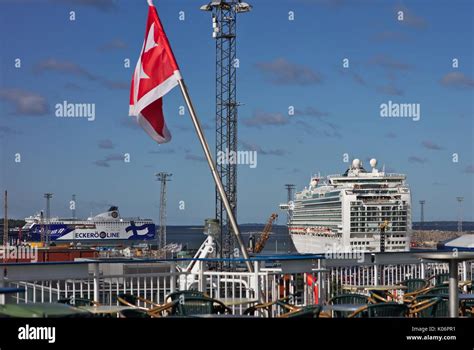 Cruz blanca en bandera fotografías e imágenes de alta resolución - Alamy