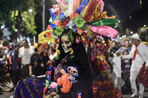 Día de los Muertos Mexican tradition honors dead: what it means