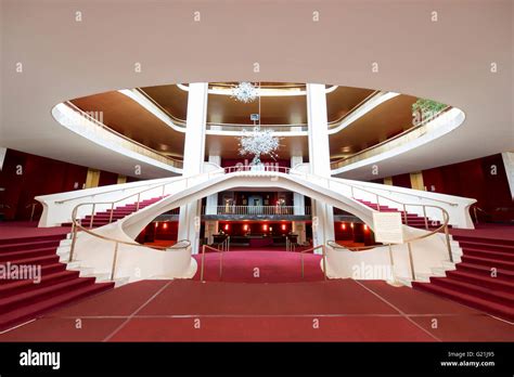 Metropolitan opera house interior hi-res stock photography and images ...