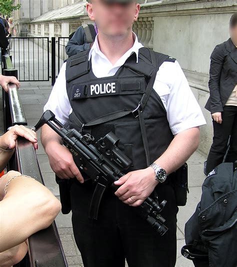 File:Police.gun.1.london.arp.jpg - Wikimedia Commons
