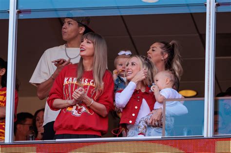 Taylor Swift Wears Vintage Sweatshirt at Chiefs Game With Travis Kelce