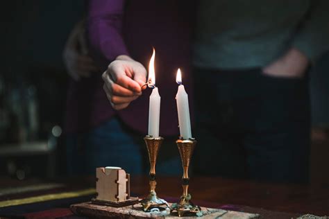 How Many Shabbat Candles Should Be Lit | My Jewish Learning