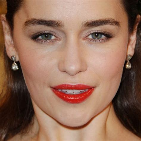 Emilia Clarke Makeup: Beige Eyeshadow, Black Eyeshadow, Silver Eyeshadow & Red Lipstick | Steal ...