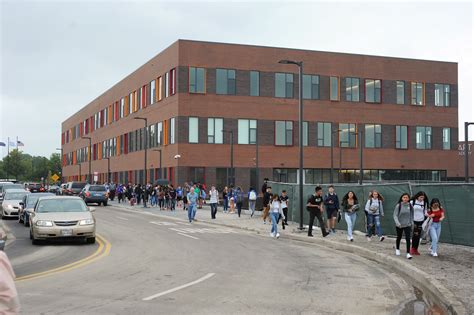 Taft High School’s new $77M freshman building opens for class: ‘It’s so ...