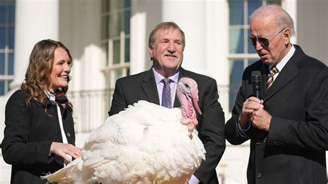 Biden pardons turkeys ‘Chocolate’ & ‘Chip’ for Thanksgiving