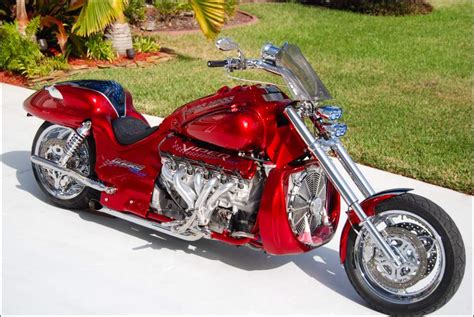 Viper Powered – 2005 Boss Hoss ZZ4 Custom | Bike-urious