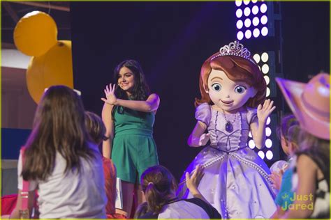 Full Sized Photo of ariel winter sofia first live read d23 expo 11 ...