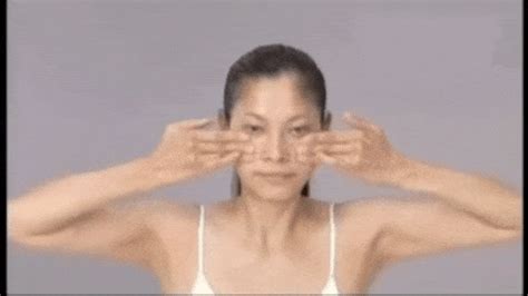 Massage gegen Falten - Schönheitstipps für Gesichtshaut Massage Facial ...