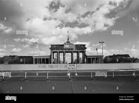 Berlin-Boroughs / GDR Wall / 10 / 1986 Mitte: The Wall at the ...